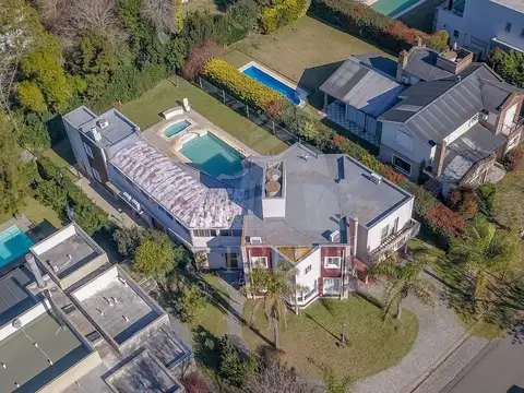 Casa 9 ambientes con 5 baños