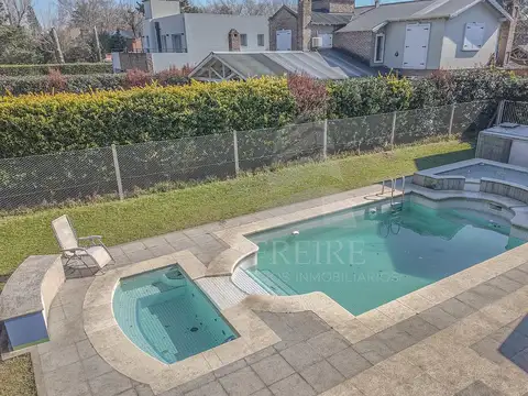 Casa en Venta con 2 cocheras