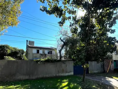 461 18 y 18 bis VENTA DE GRAN CASA EN CITY BELL, 3 DORMIS, AMPLIO PARQUE, PILETA, QUINCHO