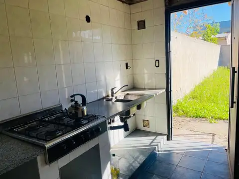 CASA EN VENTA A REFACCIONAR 3 DORMS. Y PARQUE