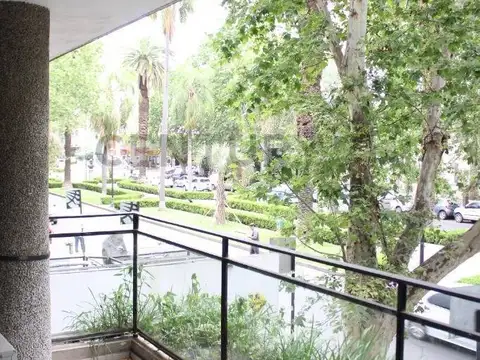 LOCAL COMERCIAL | PLANTA BAJA Y ENTREPISO | 340 M2 | USO PROFESIONAL | PATIOS | BV. OROÑO