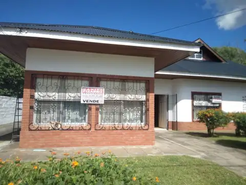 CASA CON 4 DORMITORIOS + GARAGE  