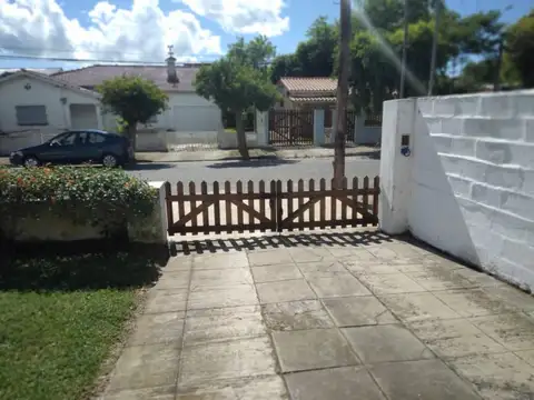 CASA CON 4 DORMITORIOS + GARAGE  