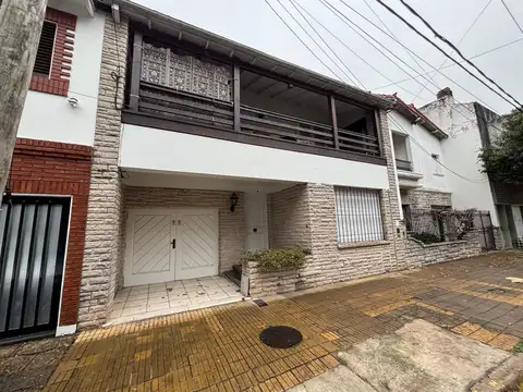 Casa 5 ambientes jardín. Florida.