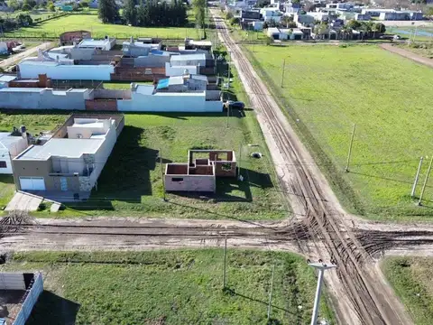 Se Vende terreno con construcción al 30%.