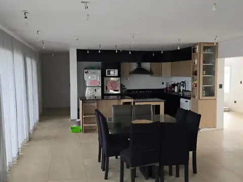 Vendo Casa B/Privado Plottier 390m2