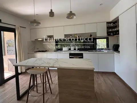 Casa en Alquiler con 1 cochera