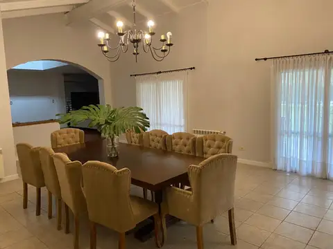 Casa 5 ambientes con 4 baños