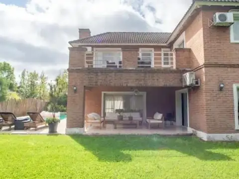 Casa en Venta con 2 cocheras