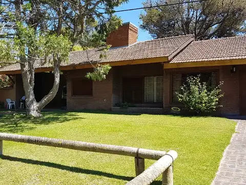 DUEÑO DIRECTO. Zona Iglesia Nuestra Señora de la Paz. Se acepta financiación bancaria o privada. Amplia casa, 5 amb. 4 baños; garaje semicubierto 4 autos; 3 cuadras de Bunge y 3 cuadras de la playa