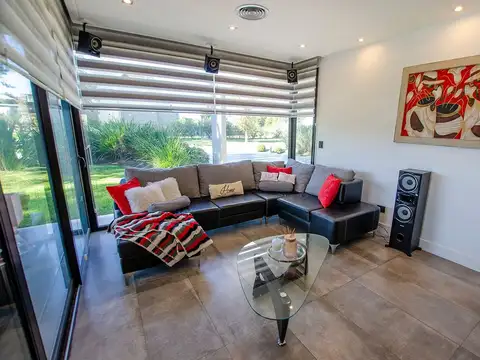 Casa en Venta con 6 cocheras