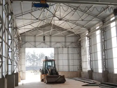 EXCELENTE PREDIO PARA USO INDUSTRIAL U OTRO,( 2 GALPONES , TINGLADO Y 2 PUENTE GRUA), Sup. 9000 M2