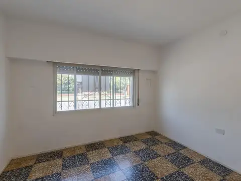 EN VENTA - CASA 2 DORMITORIOS CON PARQUE-  SERODINO