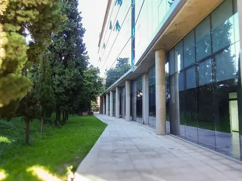 Oficina en Alquiler con 7 cocheras