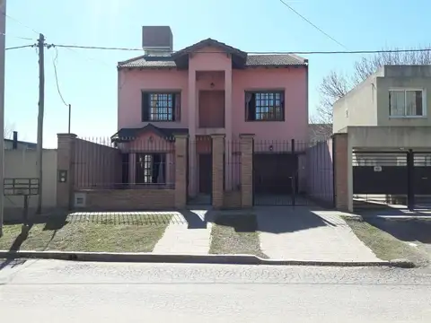 Casa en venta - 3 dormitorios 2 baños - 300mts2 - Manuel B. Gonnet
