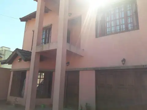 Casa en Venta con 3 cocheras