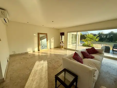 Unica Casa en Venta con 2 suites en PB - La Isla, Nordelta