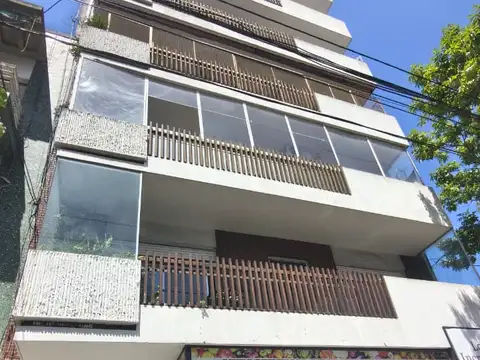 EXCELENTE DEPTO DE 3 AMB. CON BALCON AL CONTRA FRENTE CON VISTA ABIERTA