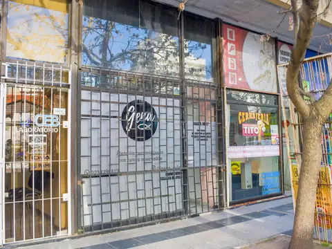 Local + espacio para auto descubierto- Salta y Rivadavia