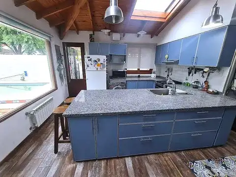 Casa 8 ambientes con 4 baños