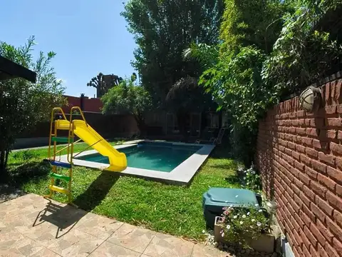 Casa en Venta con 3 cocheras