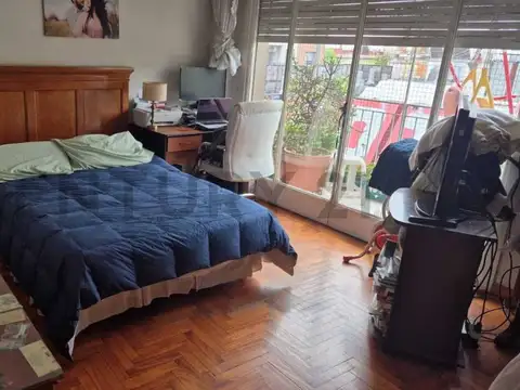 Venta de amplio departamento de 3 ambientes al frente con balcón, cocina comedor y lavadero