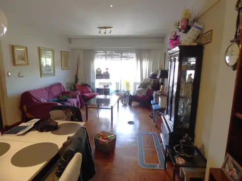 Venta de amplio departamento de 3 ambientes al frente con balcón, cocina comedor y lavadero