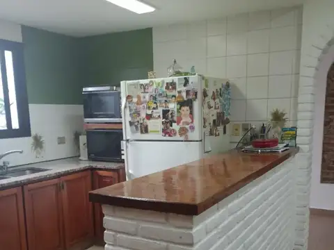 Hermosa Casa, Lote Propio con Garage en Venta.