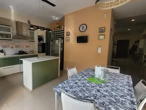 Casa 6 ambientes con 2 baños