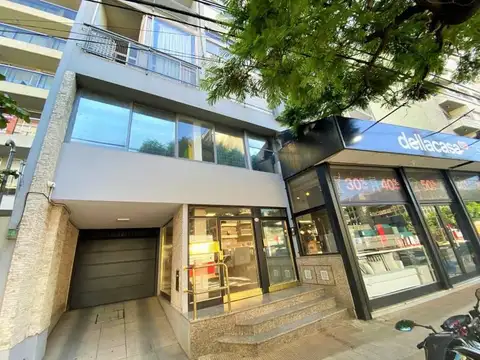 Luminosa oficina de dos ambientes en alquiler con vista abierta en Olivos, Vicente López.