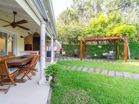 Casa en Venta con 4 cocheras