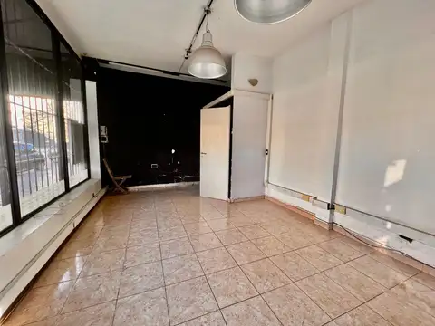 Martínez: Local en Esquina con Gran Vidriera, Muy Luminoso. a 2 Cuadras Avenida