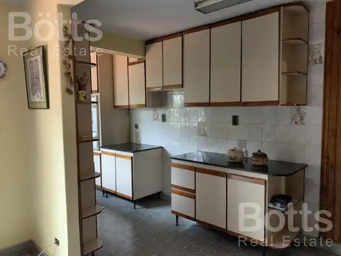 Casa en Venta con 3 cocheras