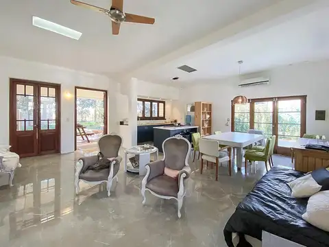 Casa 6 ambientes con 2 baños