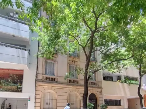 Libertad 1600, entre Posadas y Libertador, Recoleta. Semipiso. Al frente. Super luminoso. Reciclado. Impecable estado. Superficie total: 110 m2. Cubiertos 106 m2. 5 ambientes. 3 dormitorios. 3 baños . Lavadero. Detalles de categoría. 5 aires split.