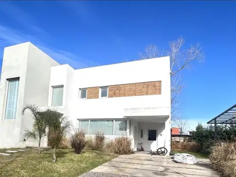 VENTA CASA 5 AMBIENTES CON PILETA FINCAS DE HUDSON