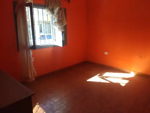 Casa 6 ambientes con 2 baños