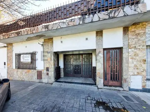 VENTA-CASA 3 DORMITORIOS-COCHERA Y PATIO