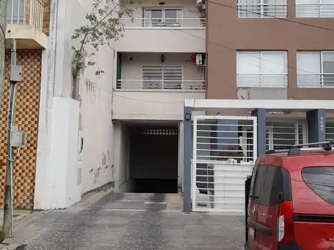 Cochera  cubierta en Villa Ballester proxima a centro comercial