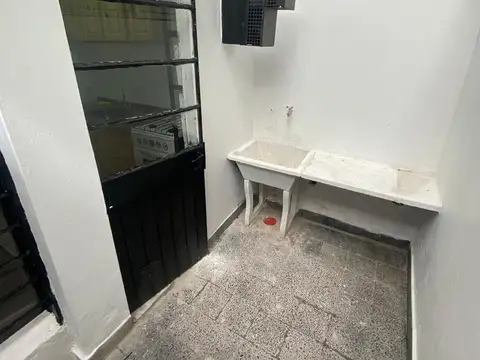 MONOAMBIENTE SIN EXPENSAS, 30 MTS APROX, PB C/PATIO, COC. INDPTE,ESP P/LAVARROPA, EXC. UBICACIÓN A MTS DEL PARQUE CENTENARIO