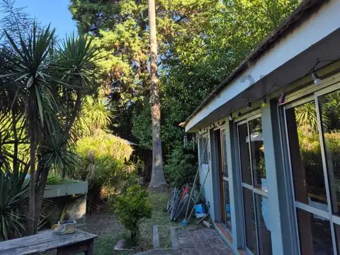 Casa en venta – Parque Sicardi | Lote en esquina con gran parque y pileta 105000 dolares