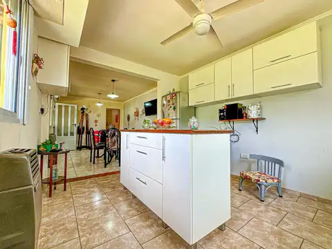 Casa 4 ambientes con 2 baños