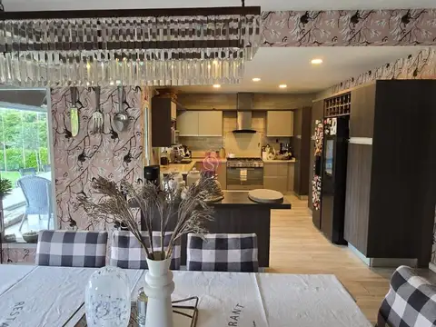 Casa en Alquiler con 1 cochera