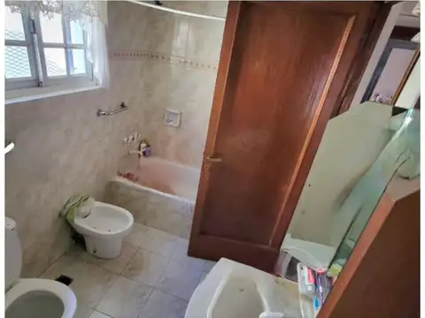 Casa 5 ambientes con 2 baños