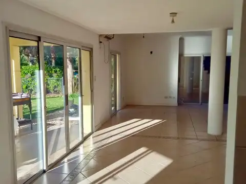 Casa 5 ambientes con 2 baños