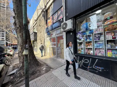 Blanco Encalada al 2400 Local