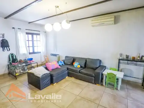 Casa 4 ambientes con 2 baños