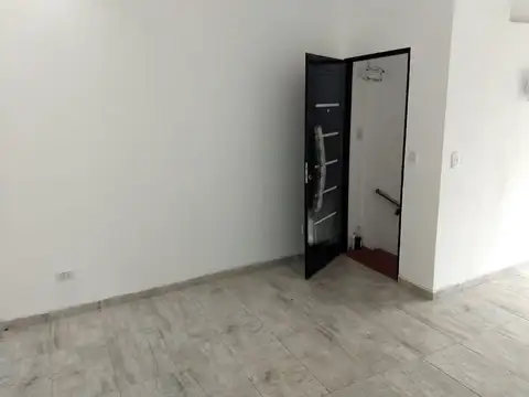 Depto Tipo Casa en Alquiler en Lomas De Zamora, $ 520.000