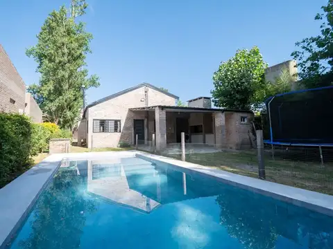 Venta casa con pileta zona camping Adoratrices