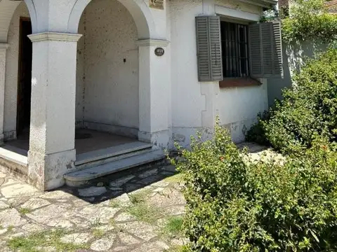 VENTA DE CASA DE ESTILO INGLES SOBRE CALLE ROCA AL 400 ADROGUE